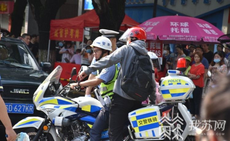 考生：常州交警开通绿波11分钟跨区送达 高考生忘带证件