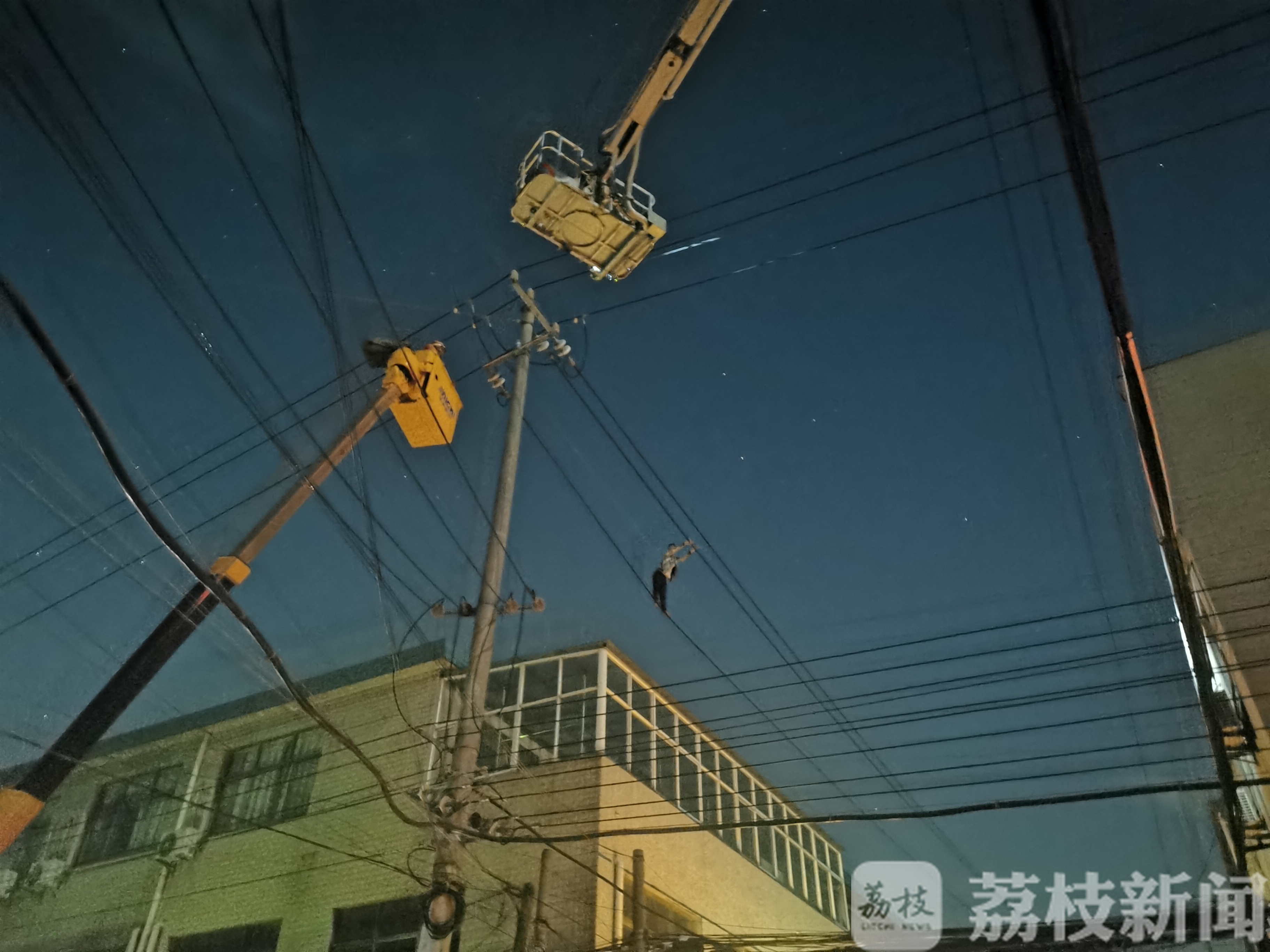 #男子#结果：停电8小时 为情所困他爬上高压铁塔