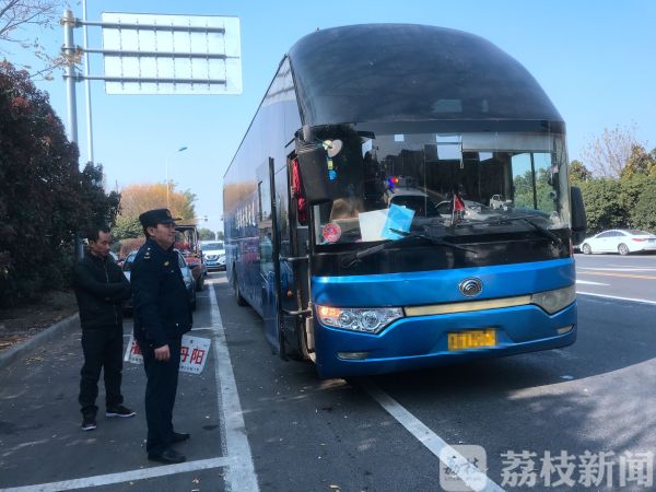 一年内违法5次不当回事 “违章大户”大客车在常州栽了