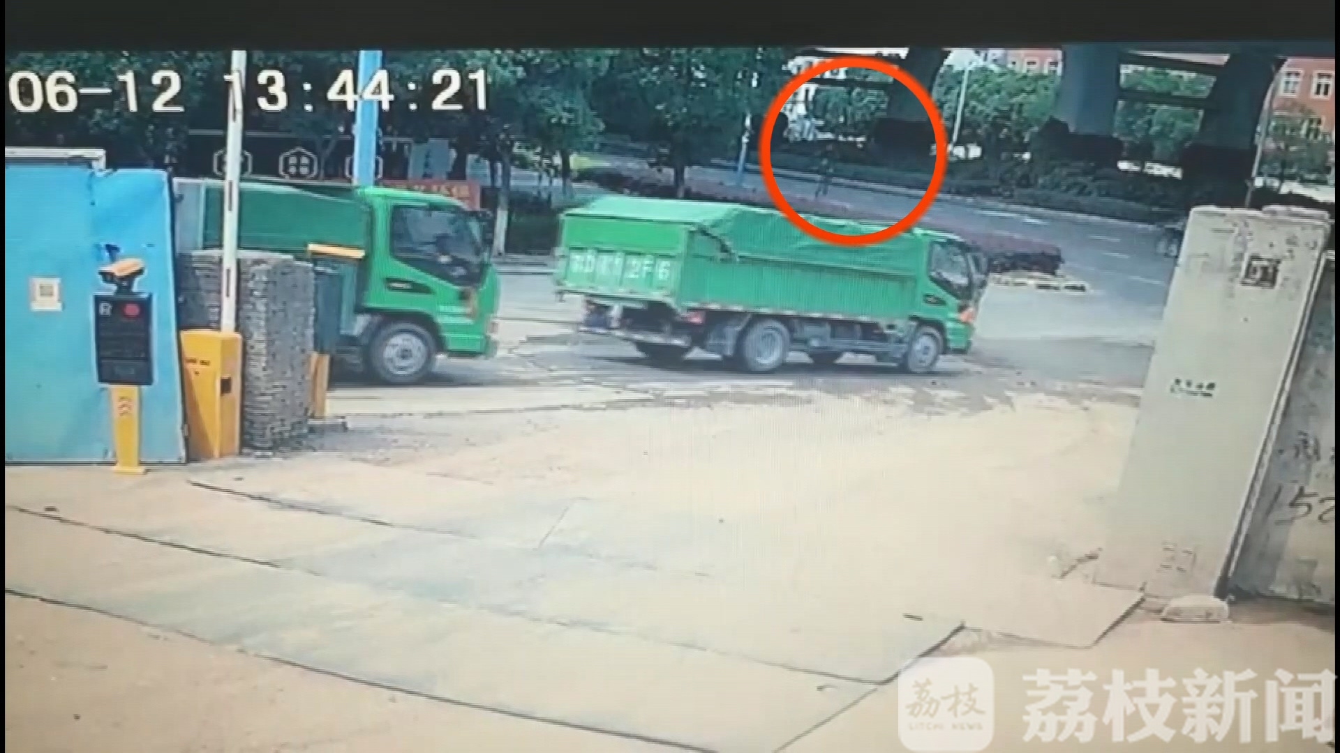 男子■竟因怀疑自己得了新冠怕传播 常州一男子踹开车门从高架跳下
