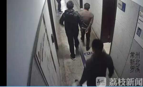 巧了！民警入户宣传“双11”防诈骗 顺手抓了3个网络诈骗涉案逃犯