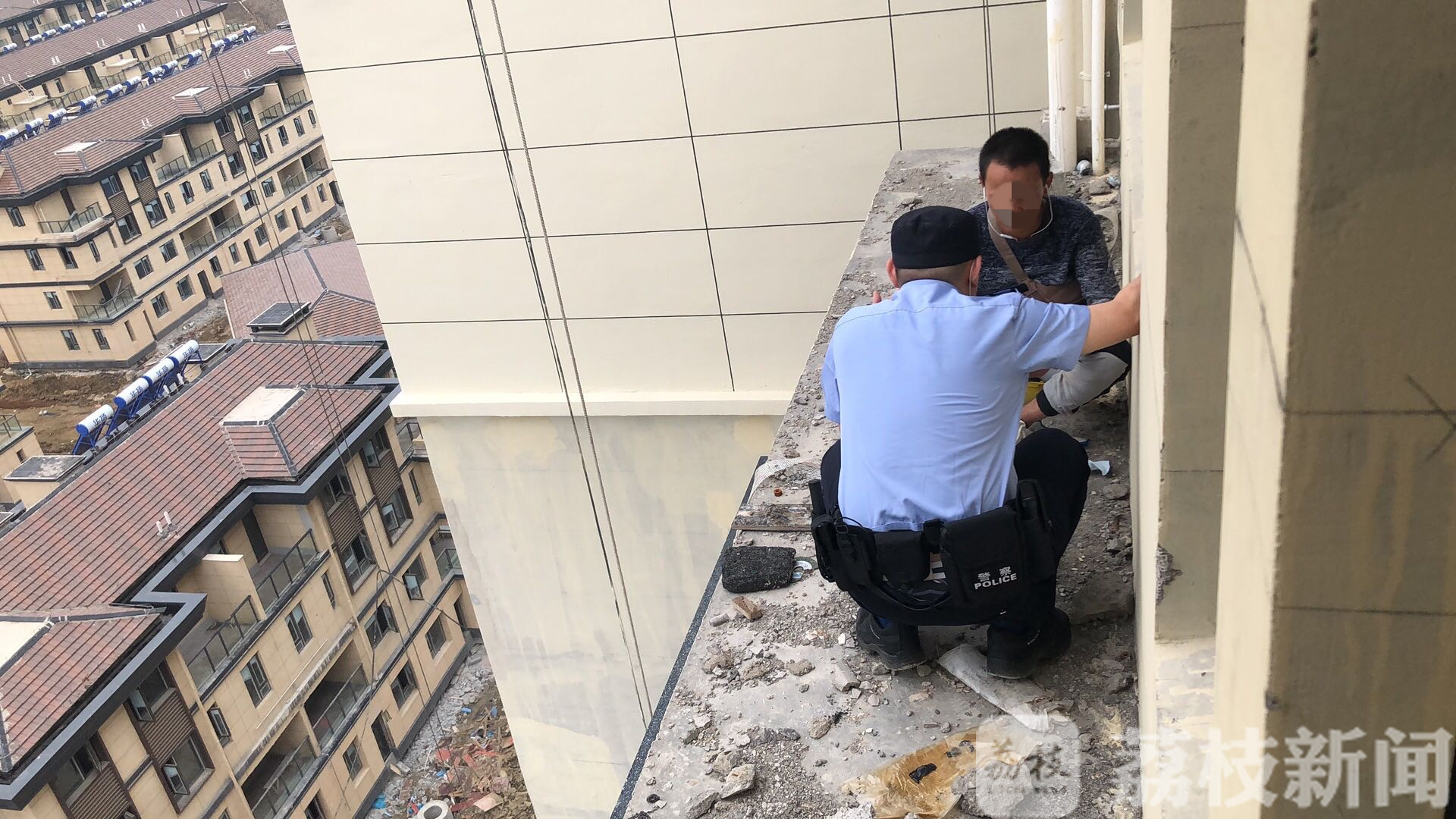 『民警』恐高民警爬上30多米高空劝下轻生男 “我腿软但义无反顾”