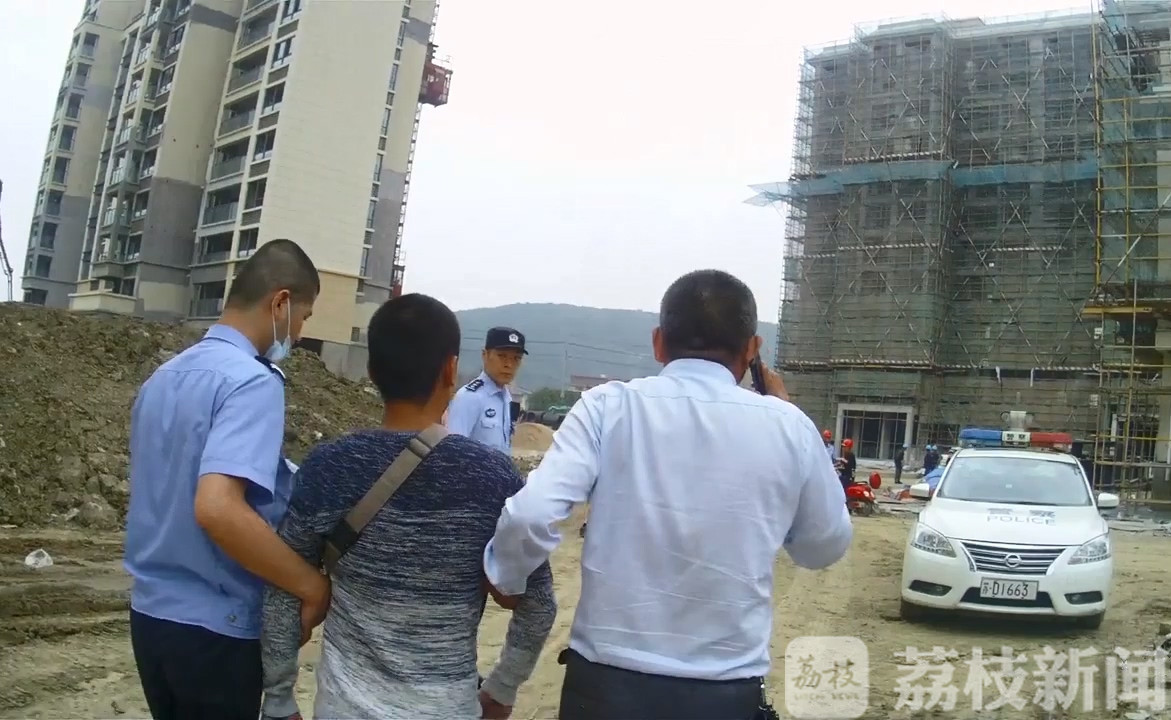 『民警』恐高民警爬上30多米高空劝下轻生男 “我腿软但义无反顾”