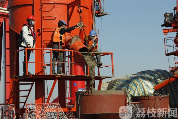 两手抓两手硬|项目复工安全为要 常泰长江大桥钢沉井夹壁混凝土首