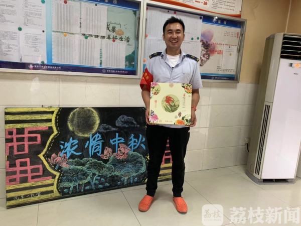 公交司机拾金不昧 乘客赠月饼回馈感动