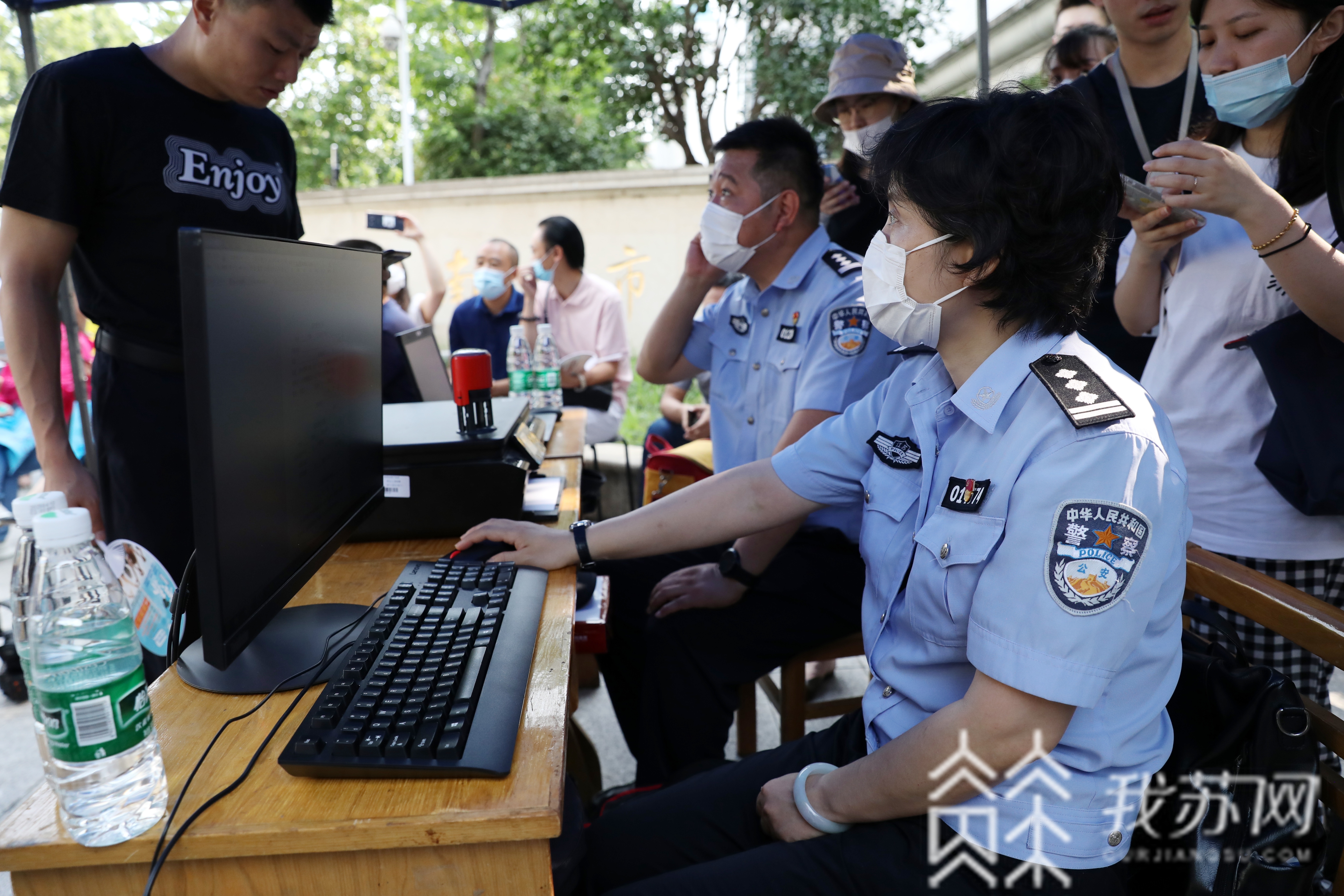 ■考场外爱心汇集！他们坚守岗位，为高考保驾护航