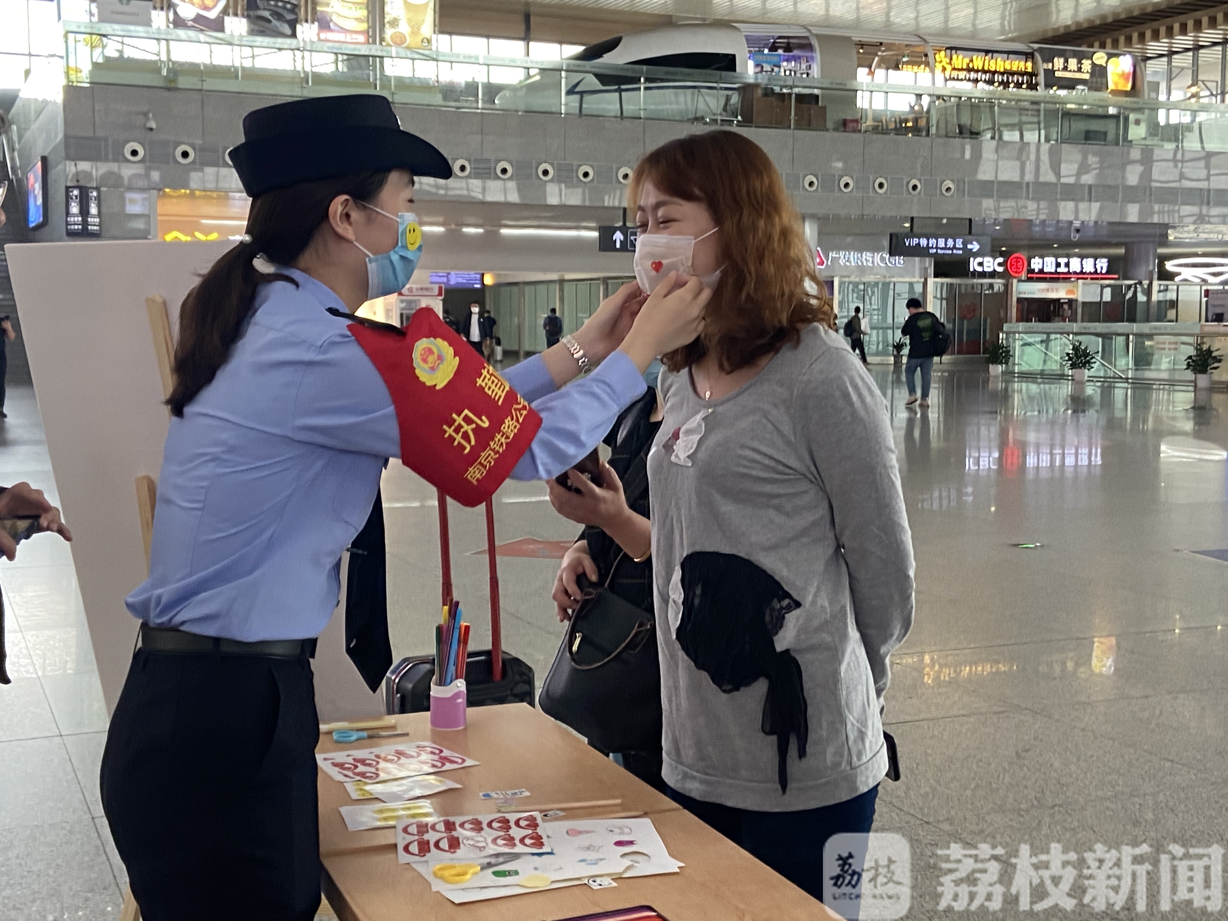 微笑■ 他们用这种方式展现微笑的力量…… 疫情下的“世界微笑日”
