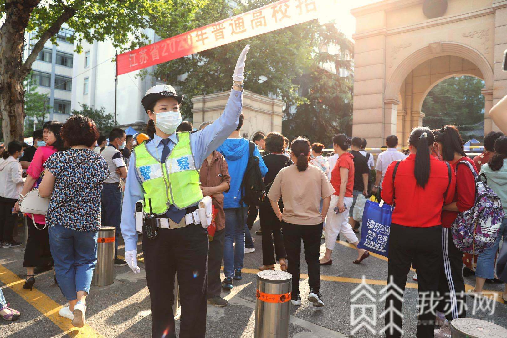 ■考场外爱心汇集！他们坚守岗位，为高考保驾护航