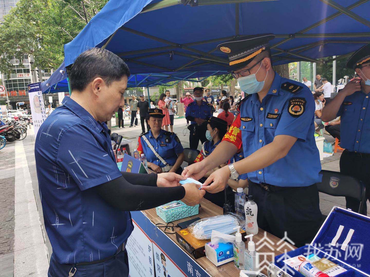 ■考场外爱心汇集！他们坚守岗位，为高考保驾护航