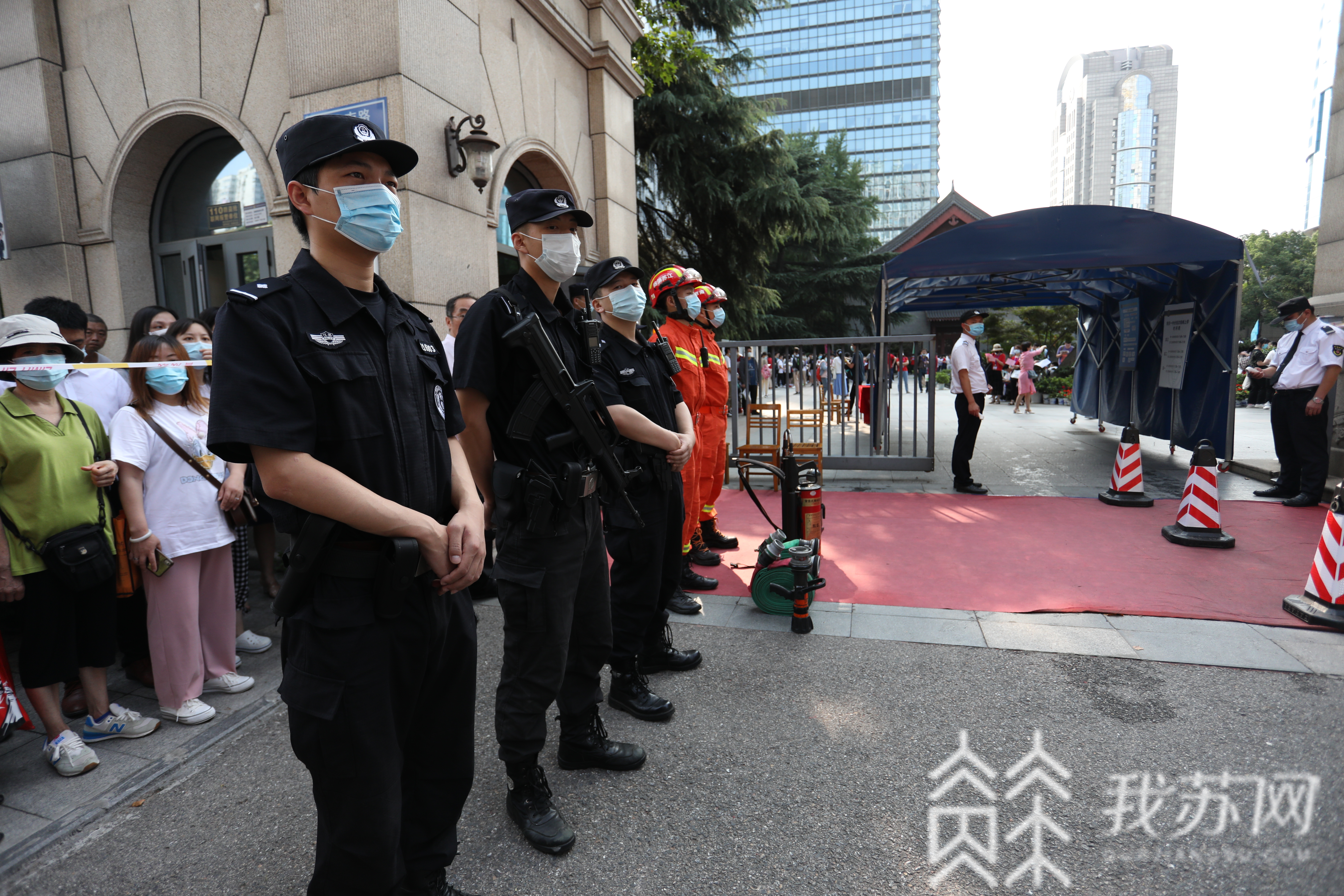 ■考场外爱心汇集！他们坚守岗位，为高考保驾护航
