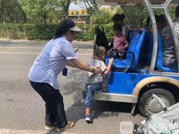 国庆我在岗|景区工作人员坚守岗位服务游客