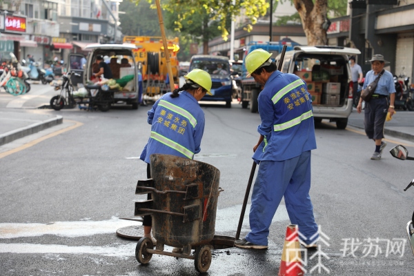 市政排水管道清淤頂炎陽(yáng)聞臭氣南京排水工人工都會(huì)“血管”清淤(圖3)