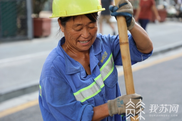 市政排水管道清淤頂炎陽(yáng)聞臭氣南京排水工人工都會(huì)“血管”清淤(圖2)