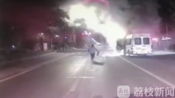 赞！路遇车辆自燃 两位公交司机毫不犹豫冲上前