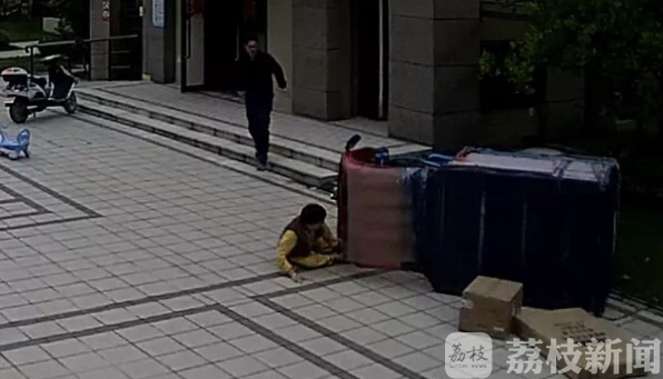 [钥匙]两岁女童爬上去后…… 电动车钥匙未拔