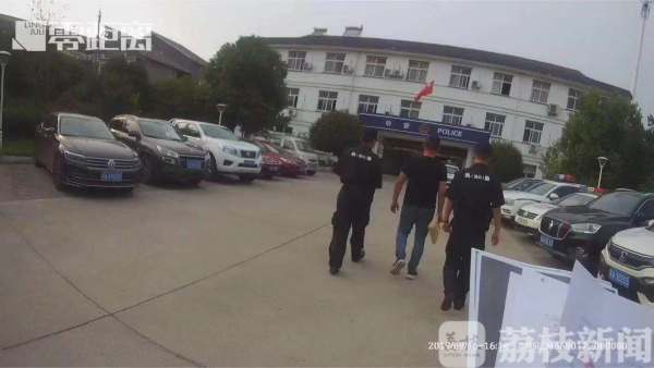 交警设卡查酒驾 男子玩起“智勇闯关”（视频）