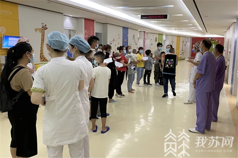 患儿■贵州27名面部畸形患儿赴南京“重塑笑颜”
