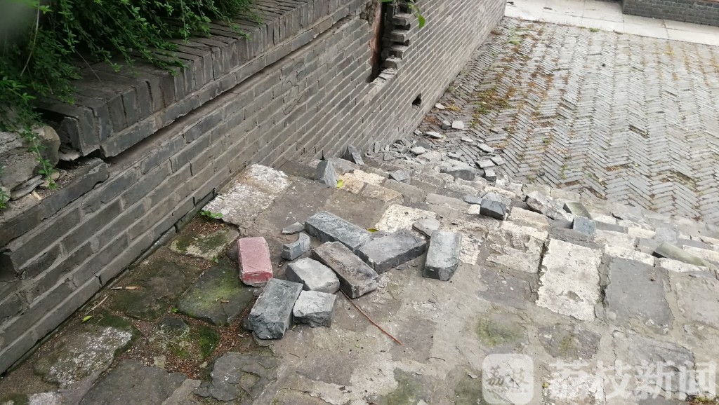 塌陷■南京市光华门遗址公园局部塌陷？养护单位：水土流失导致，正在做鉴定
