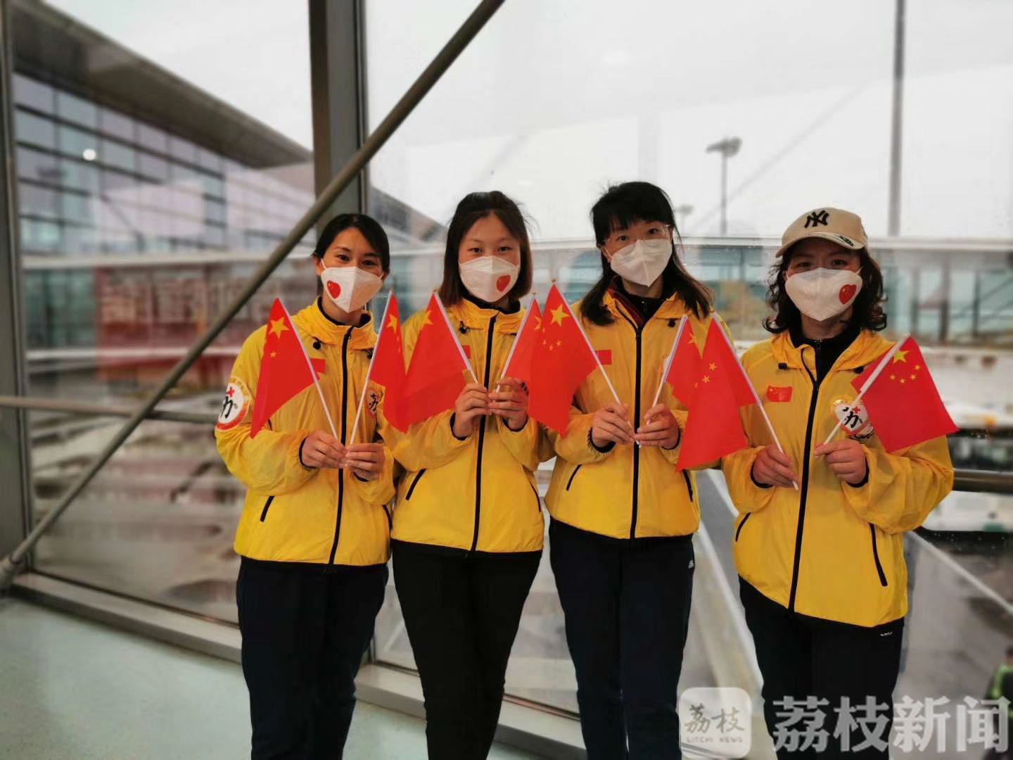 女儿■英雄女儿回家，54岁的医生父亲来机场迎接