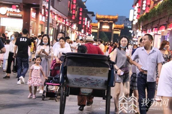 夫子庙■入选“全国示范步行街”首日，夫子庙迎来疫情后游客最多一天