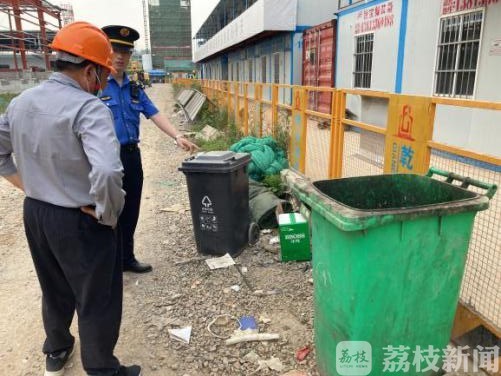 [垃圾]屡教不改专项执法动真格 工地垃圾分类“应付了事”