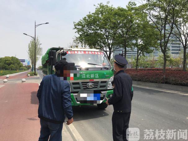 「打游击」执法部门一网打尽 渣土车组团“打游击”