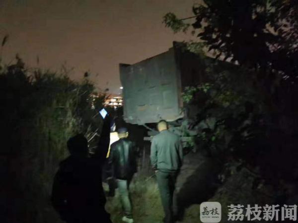 借浓重夜色违法乱倒垃圾 执法部门查处不手软