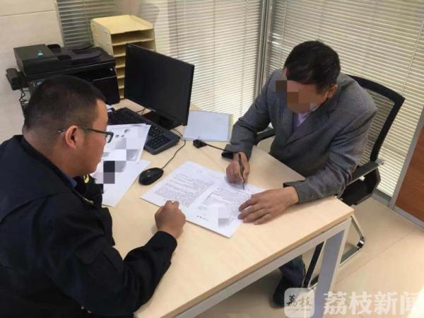 施工物品路边“叠罗汉”  你当马路是仓库？