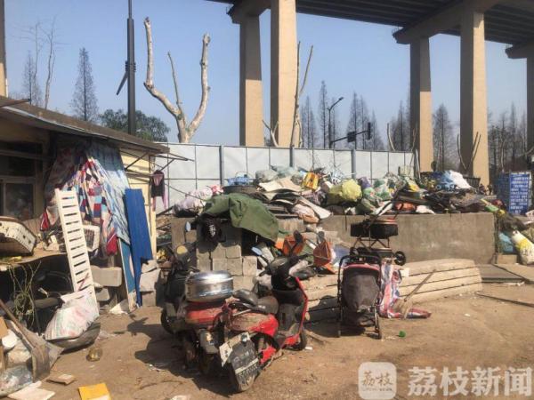 闲置工地竟成废品收购站 执法人员严查消除安全隐患