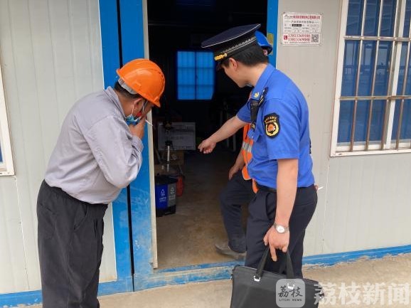 [垃圾]屡教不改专项执法动真格 工地垃圾分类“应付了事”
