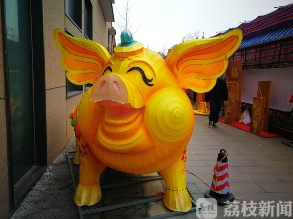 老门东景区的灯会这几年一直是秦淮灯会的核心展区之一,老门东展区充分利用步道、水面、广场进行布置各种灯组。据工作人员介绍,今年老门东的彩灯有大约三十余组,以“猪”为主,除了和往年一样,在城墙下安装一只高约15米左右的大型主题生肖灯“猪灯”外,今年还有一条高约十米左右的鲤鱼灯,这条“鲤鱼”将是今年灯会的一大特色。