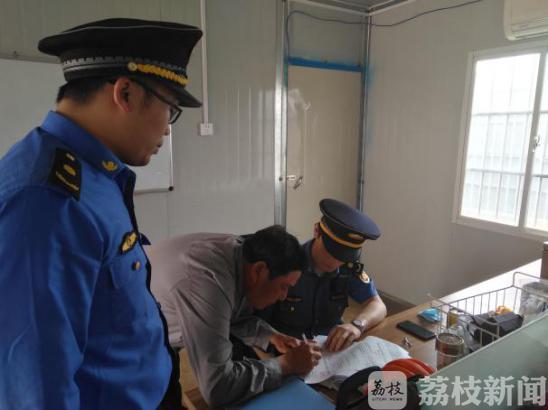 [垃圾]屡教不改专项执法动真格 工地垃圾分类“应付了事”