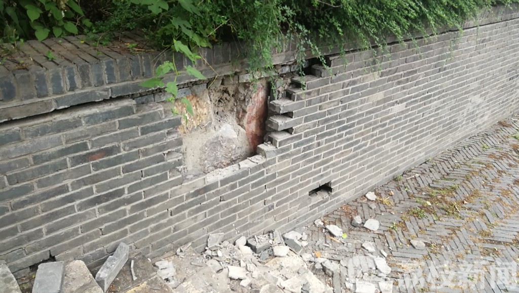 塌陷■南京市光华门遗址公园局部塌陷？养护单位：水土流失导致，正在做鉴定