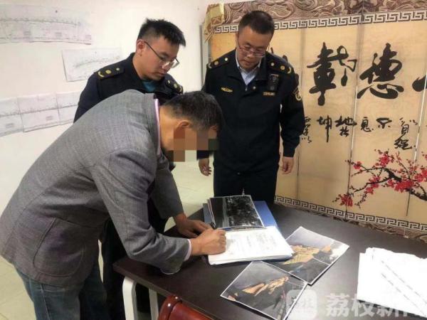 施工物品路边“叠罗汉”  你当马路是仓库？