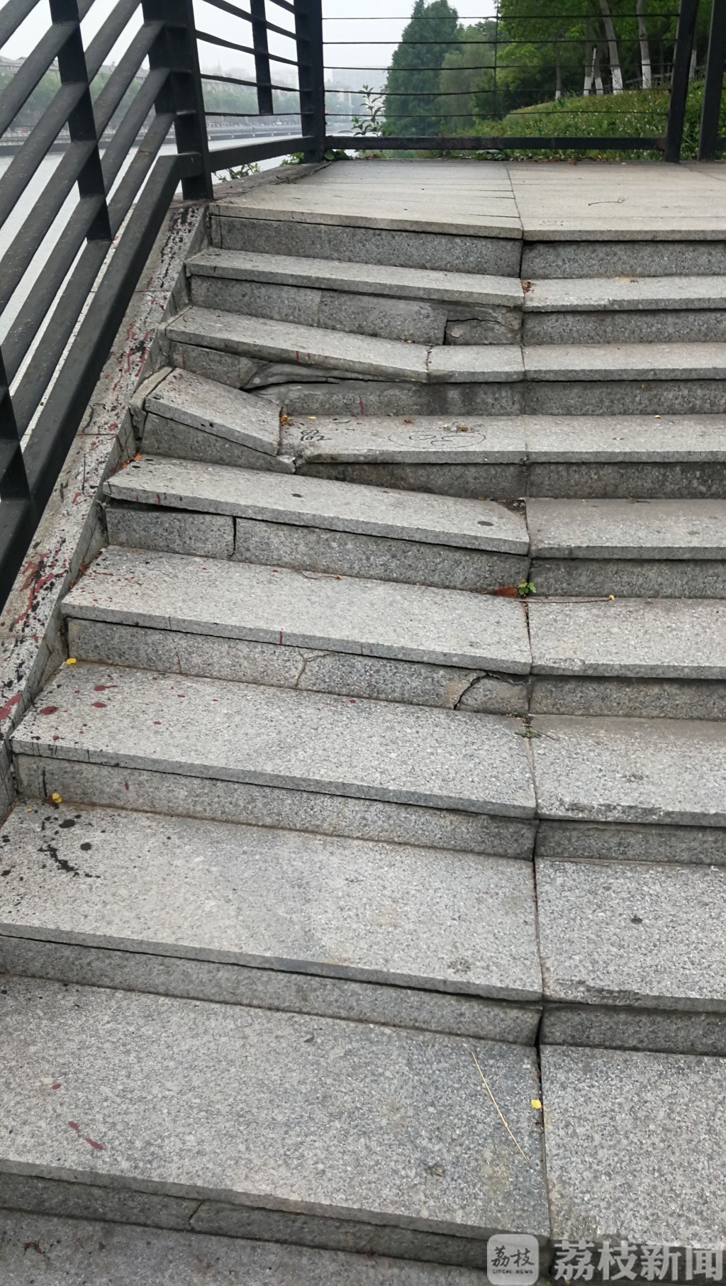 塌陷■南京市光华门遗址公园局部塌陷？养护单位：水土流失导致，正在做鉴定