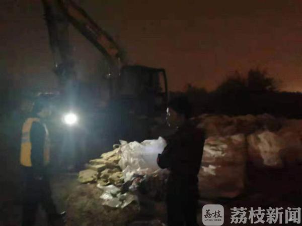 借浓重夜色违法乱倒垃圾 执法部门查处不手软