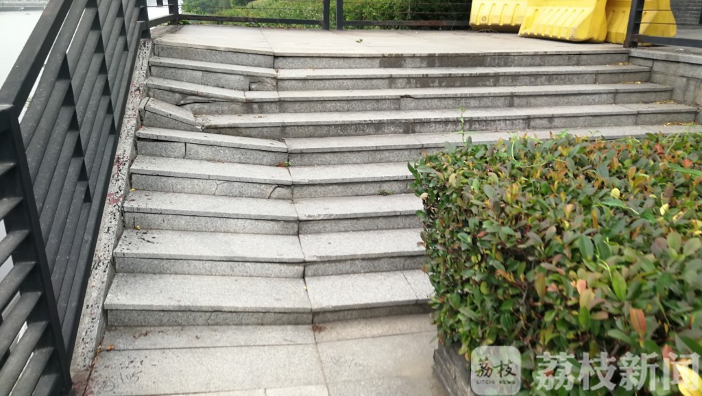 塌陷■南京市光华门遗址公园局部塌陷？养护单位：水土流失导致，正在做鉴定