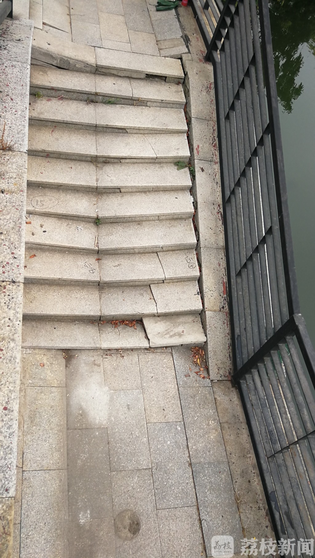 塌陷■南京市光华门遗址公园局部塌陷？养护单位：水土流失导致，正在做鉴定