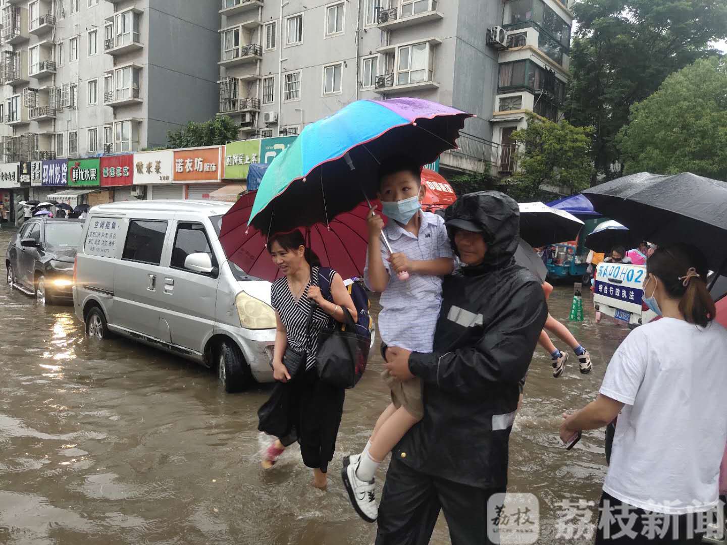 小学生■最美“摆渡人”：巡查队员抱小学生蹚水进校园