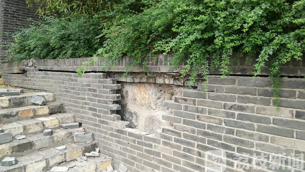 塌陷■南京市光华门遗址公园局部塌陷？养护单位：水土流失导致，正在做鉴定