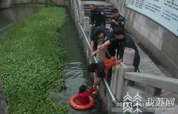 『落水』找到后发现他竟是一名流浪者 少女落水好心人救助后默默离开