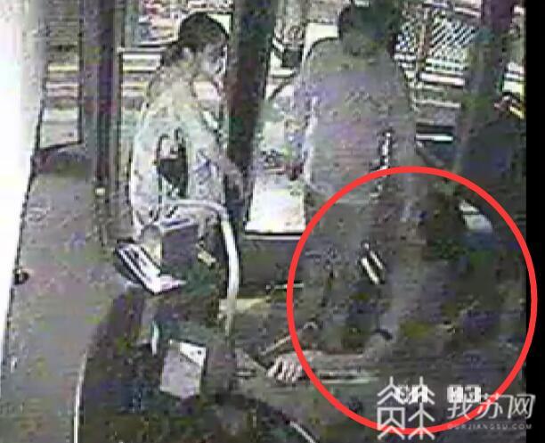 公交车：司机仗义出手男子下跪求饶 公交车上猥亵女生