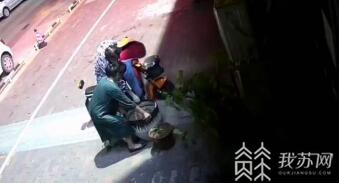 [偷窃]警方抓获一对亲家“偷花贼”！ “出去转转”成偷窃暗号