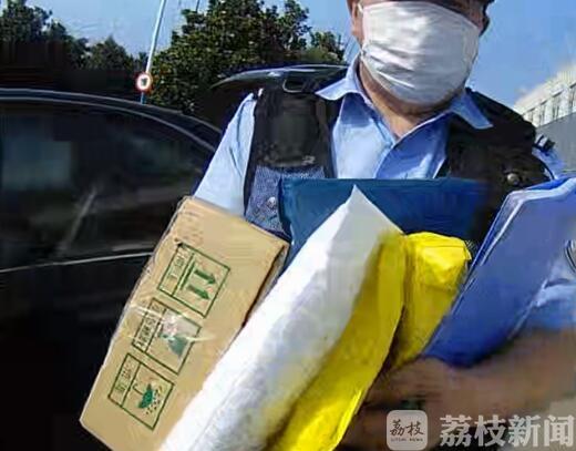 快递：多亏被民警捡到 快递小哥不慎掉落21件包裹
