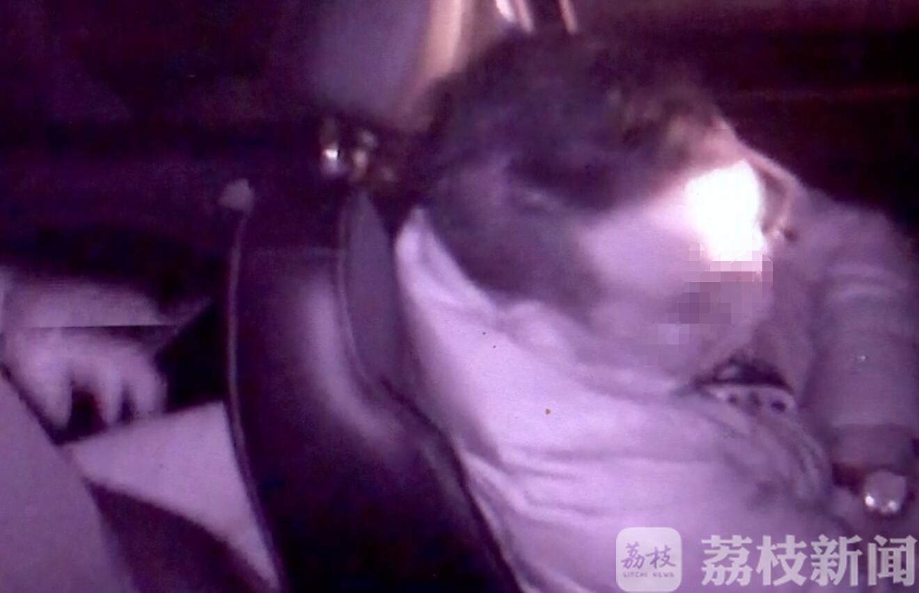 「」此前轮流酒驾 这俩司机胆真大！高速逆向停车睡着了