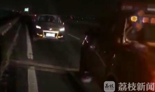 「」此前轮流酒驾 这俩司机胆真大！高速逆向停车睡着了