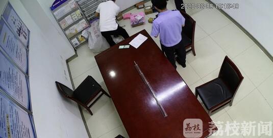 快递：多亏被民警捡到 快递小哥不慎掉落21件包裹