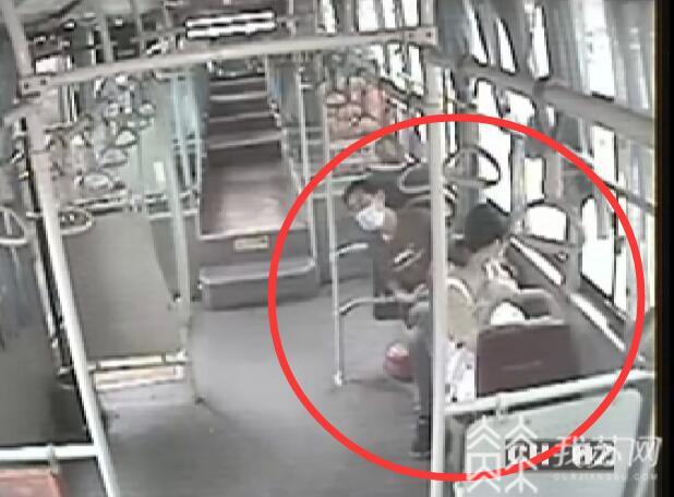 公交车：司机仗义出手男子下跪求饶 公交车上猥亵女生