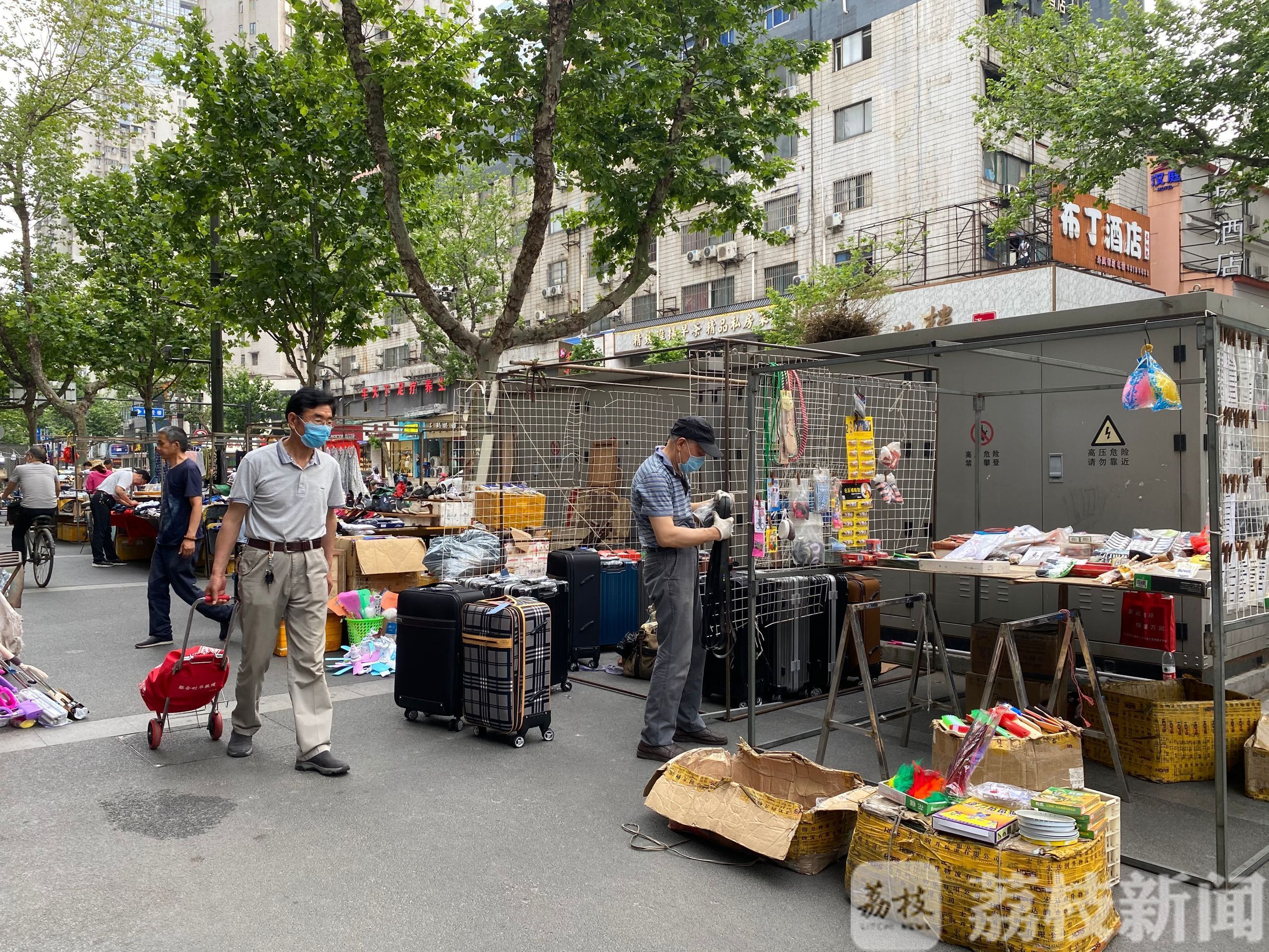 [地摊]烟火人间|街巷里的“烟火气” ，藏着南京人的情怀 城市温度