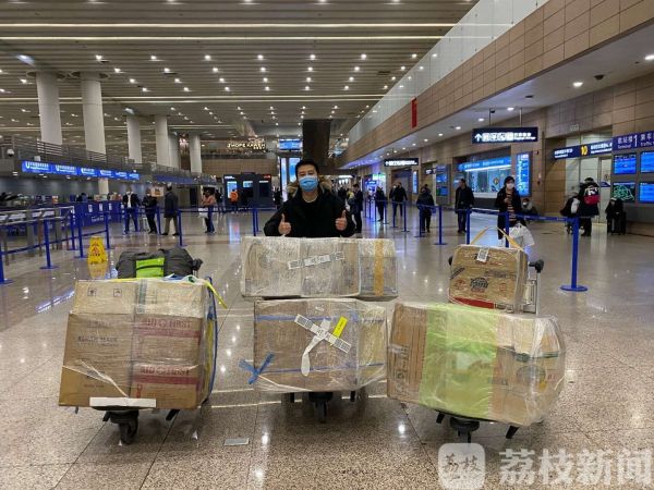 全国出境领队陆续回国 他们带回了大量口罩